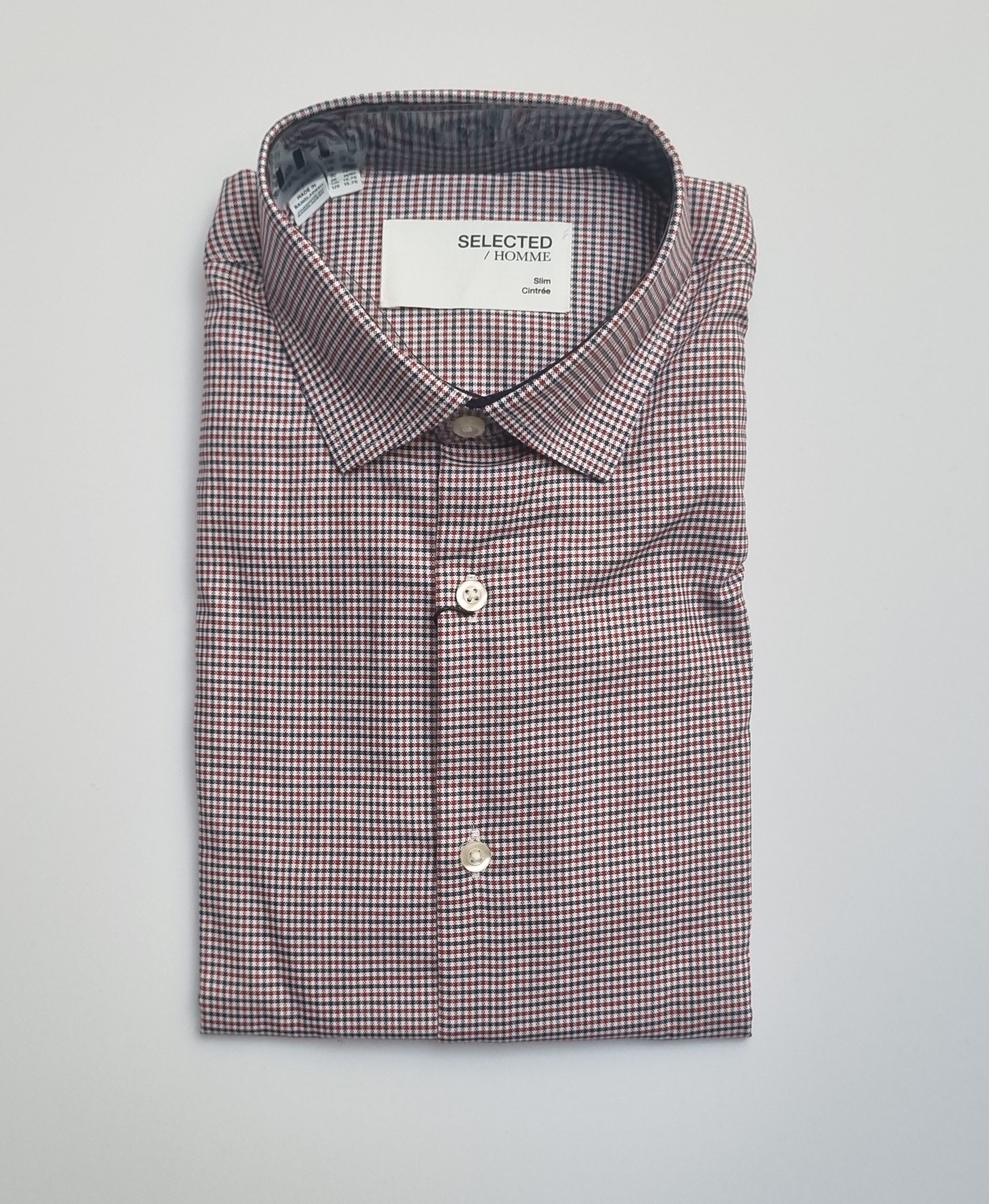 Selected Mark Slim Shirt redefines casual sophistication with its sharp, streamlined design. Crafted for the modern man, this shirt combines a slim fit with premium materials to create a clean, polished look that’s ideal for casual outings and smart-casual occasions. Its sleek silhouette ensures you stand out effortlessly.