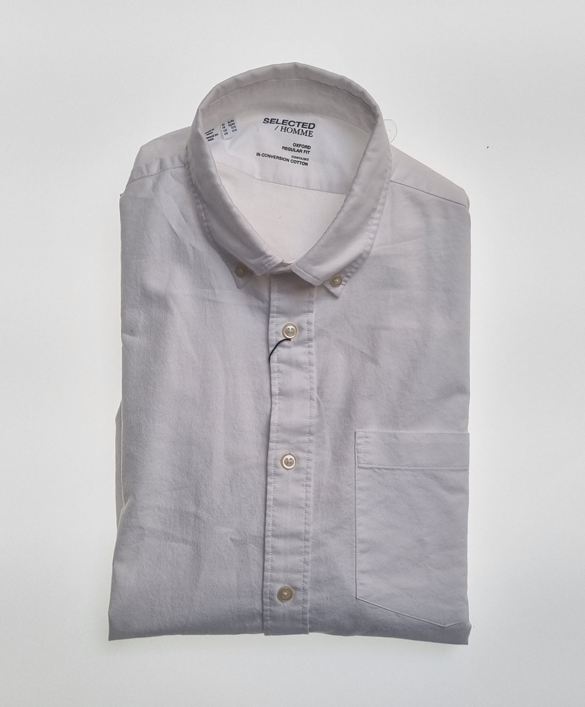 Selected Regrick Ox Flex Shirt brings modern style and all-day comfort to your casual wardrobe. Crafted with flexibility and durability in mind, this shirt is perfect for men who value both style and practicality. Its sleek, minimalist design makes it a versatile piece that transitions seamlessly between work and leisure.