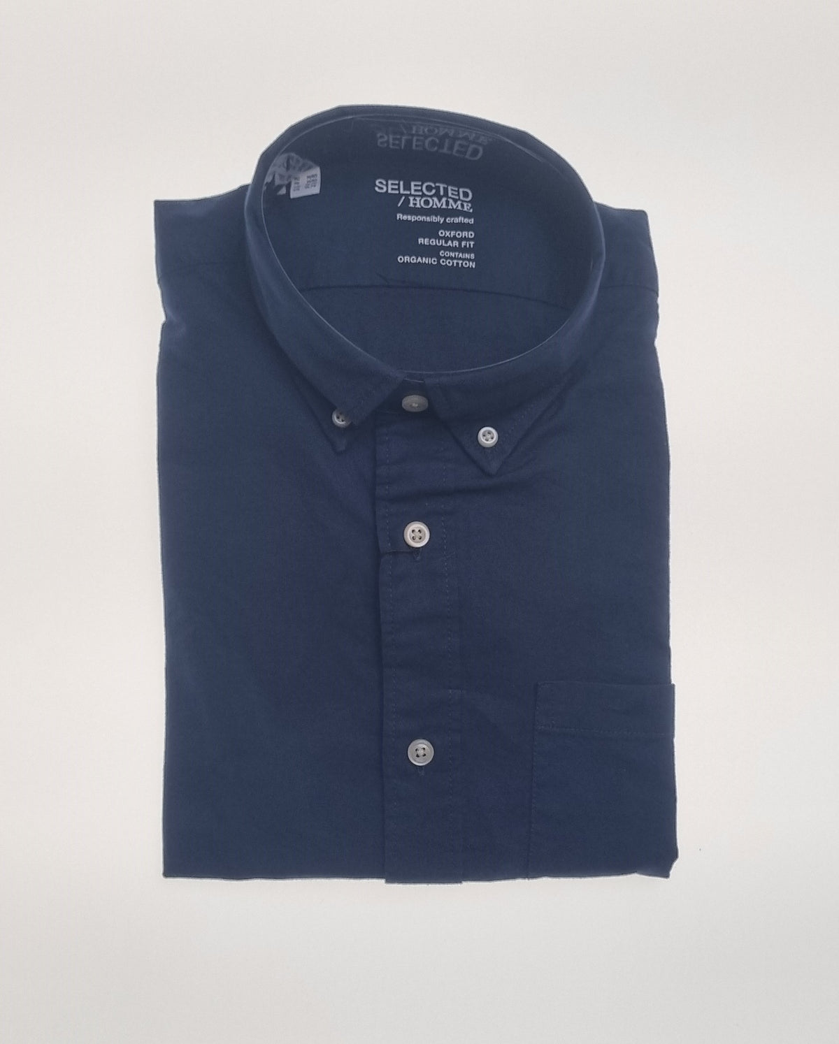 Selected Regrick Ox Flex Shirt brings modern style and all-day comfort to your casual wardrobe. Crafted with flexibility and durability in mind, this shirt is perfect for men who value both style and practicality. Its sleek, minimalist design makes it a versatile piece that transitions seamlessly between work and leisure.