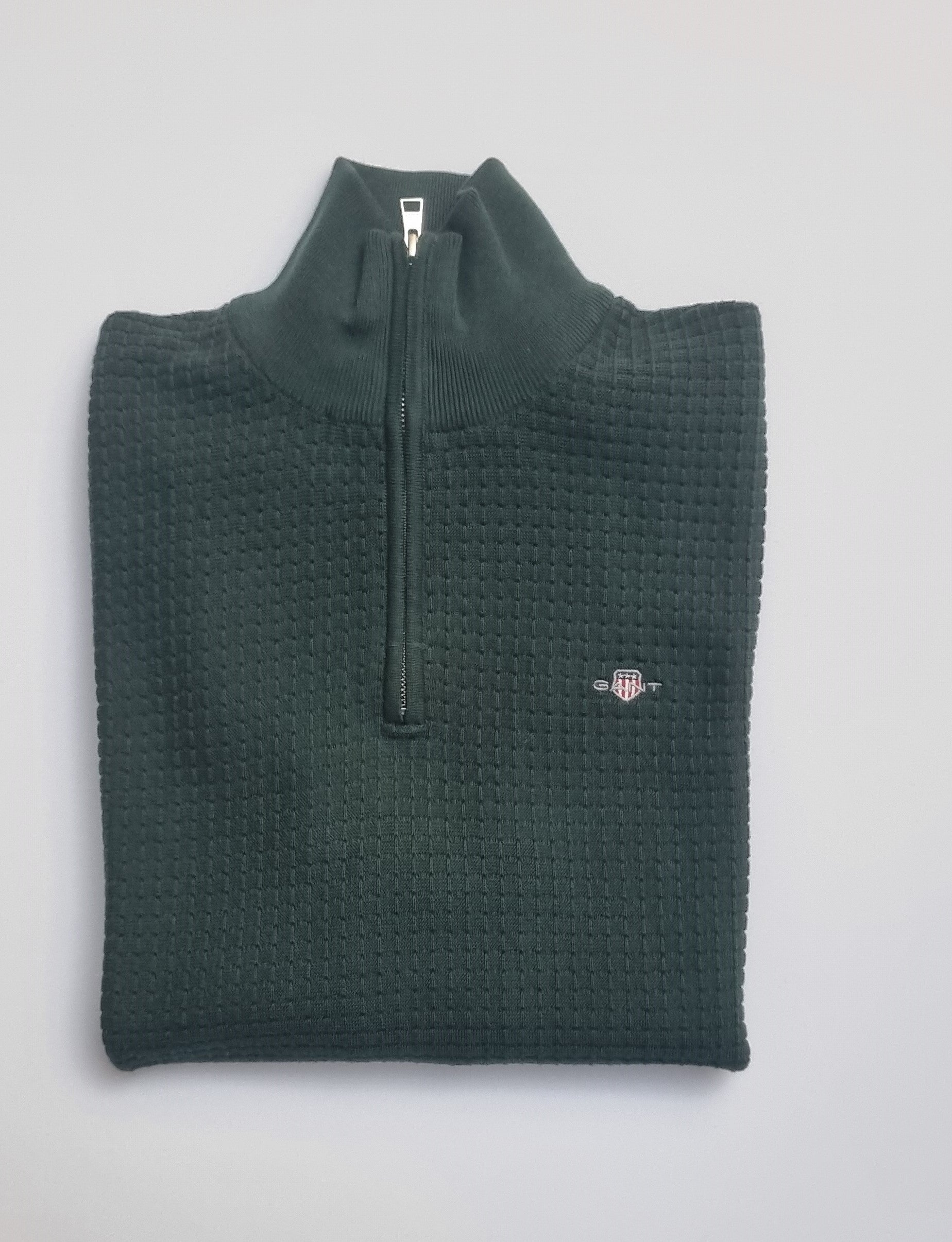 Gant Texture 1/2 Zip Sweater offers a perfect combination of style and practicality, making it a versatile addition to your knitwear collection. 