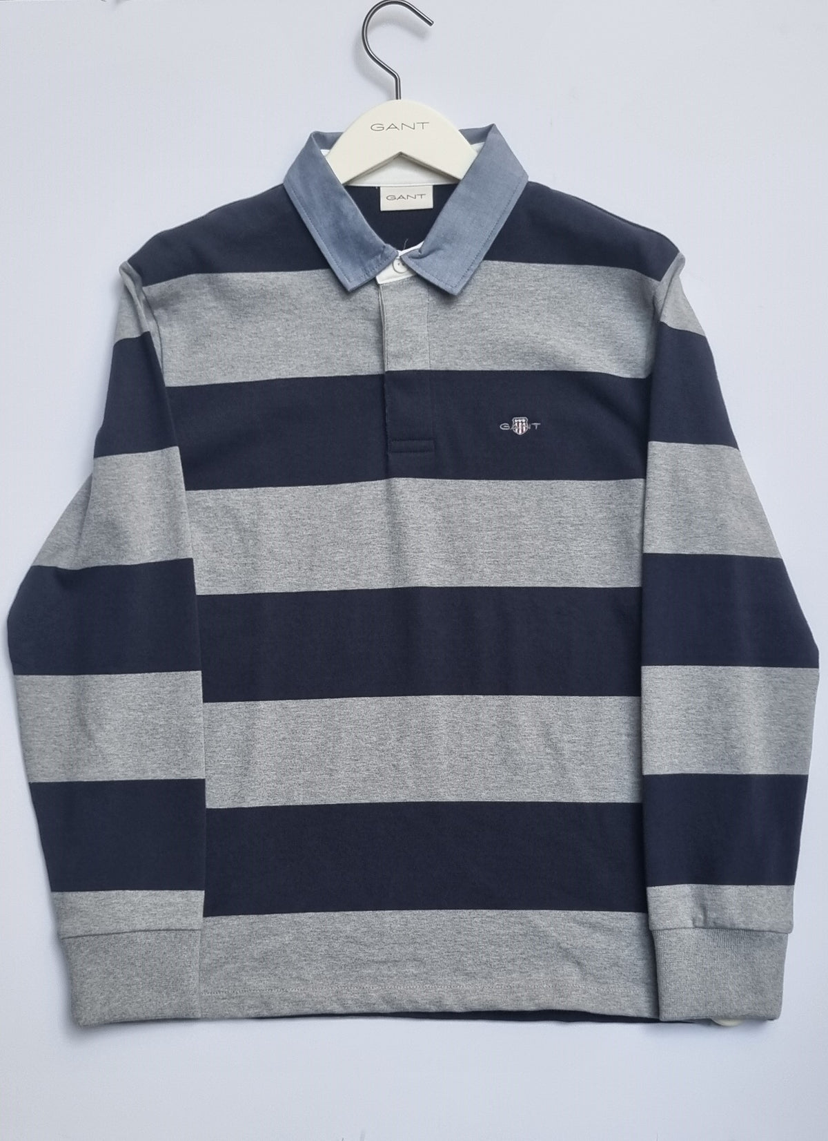 Gant Reg Chambray Stripe Heavy Rugger offers a stylish and rugged take on a classic piece, perfect for adding a touch of timeless charm to your wardrobe.