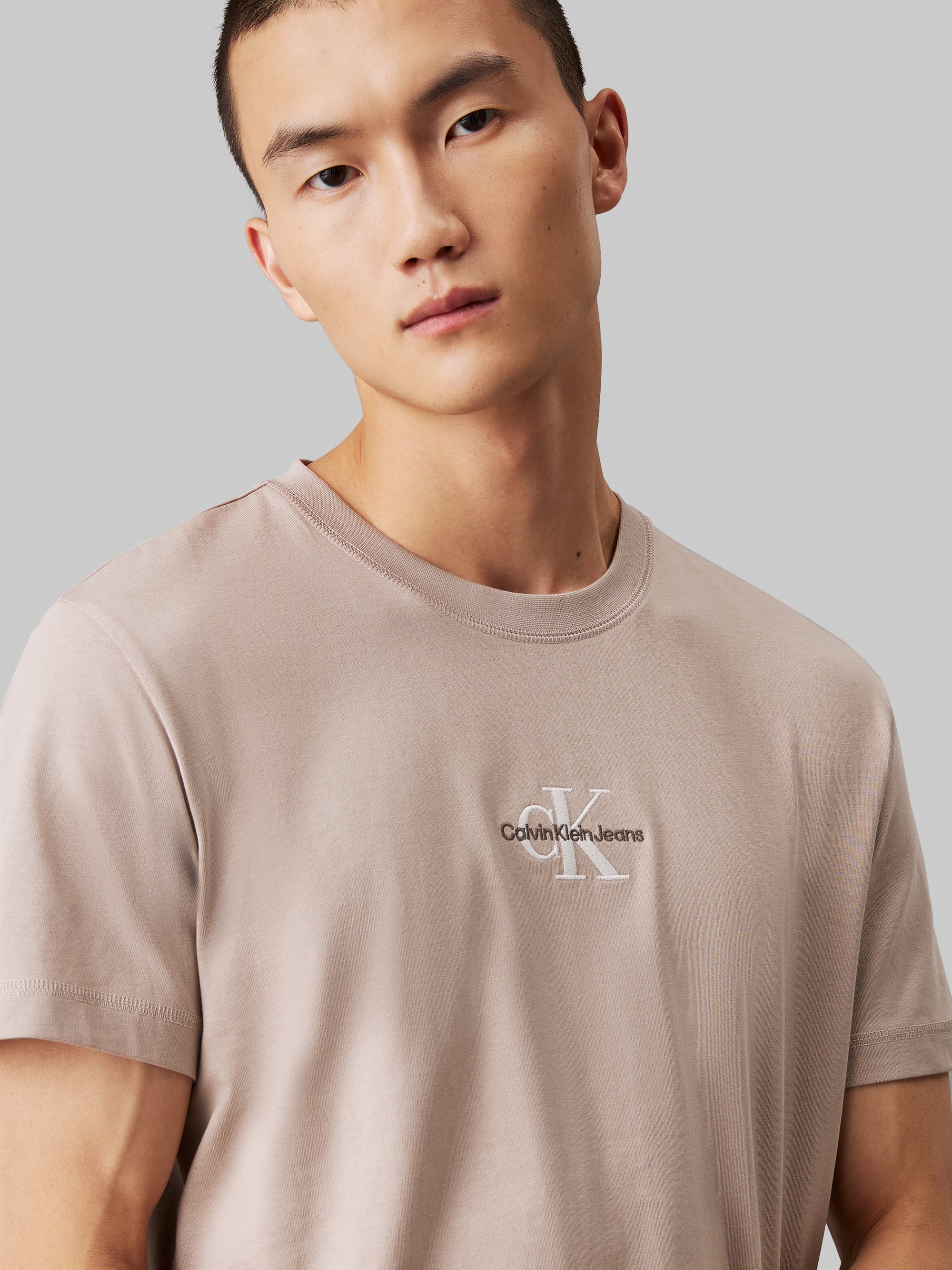 Calvin Klein Jeans Monologo Tee offers a fresh take on the classic crew neck t-shirt. Made from soft, breathable cotton