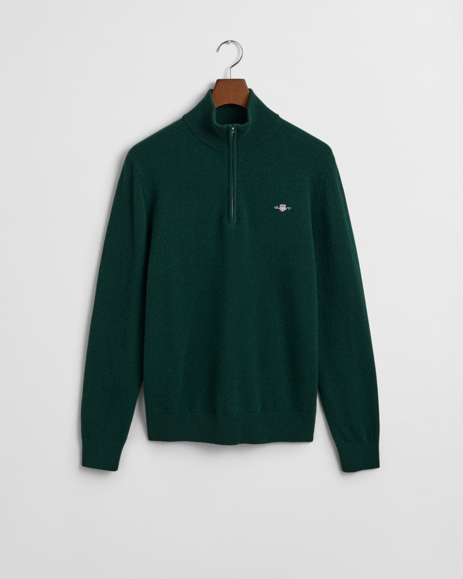 The Gant Extrafine Lambswool 1/2 Zip Jumper combines luxury and comfort in one versatile piece. Crafted from premium extrafine lambswool,