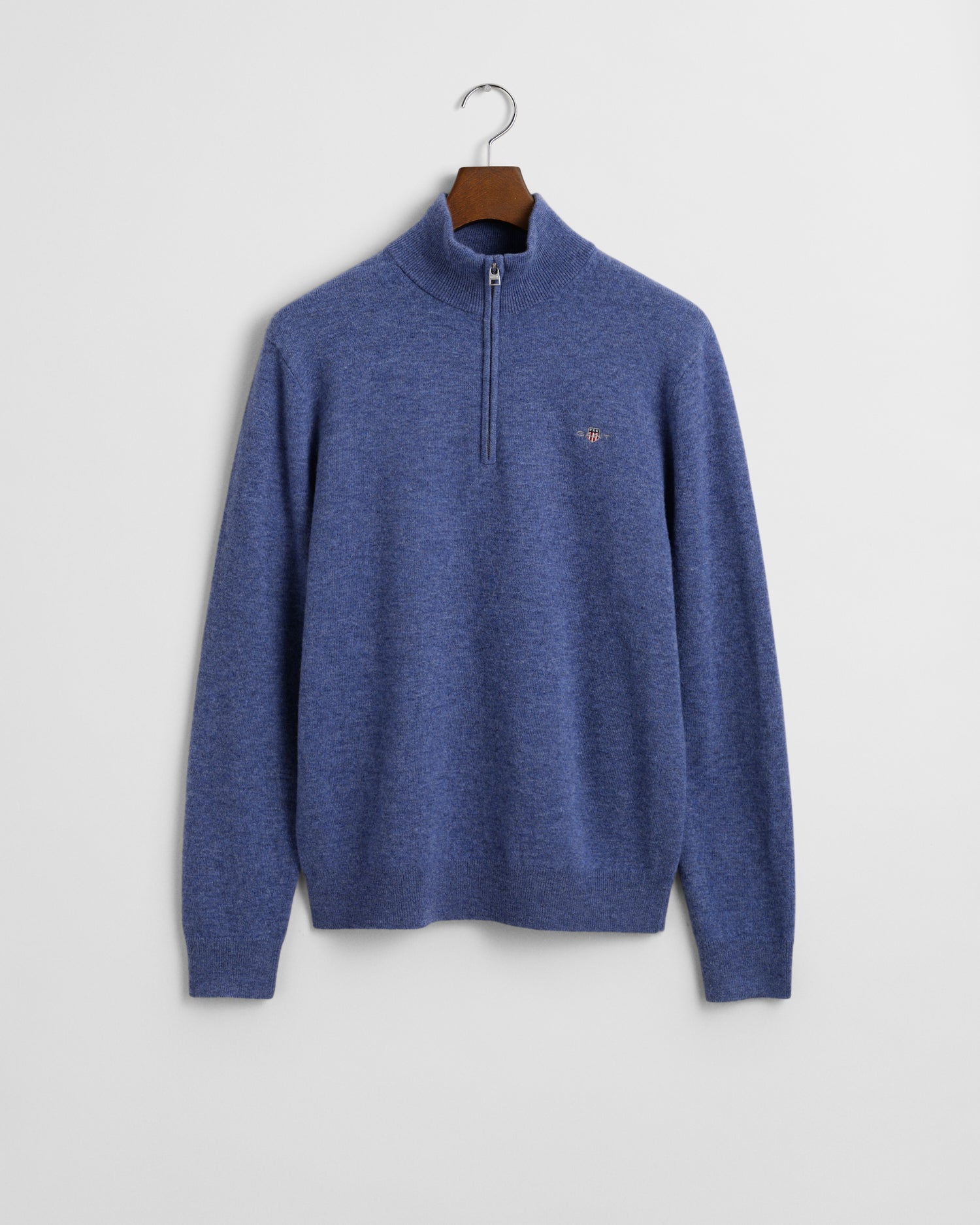 The Gant Extrafine Lambswool 1/2 Zip Jumper combines luxury and comfort in one versatile piece. Crafted from premium extrafine lambswool,