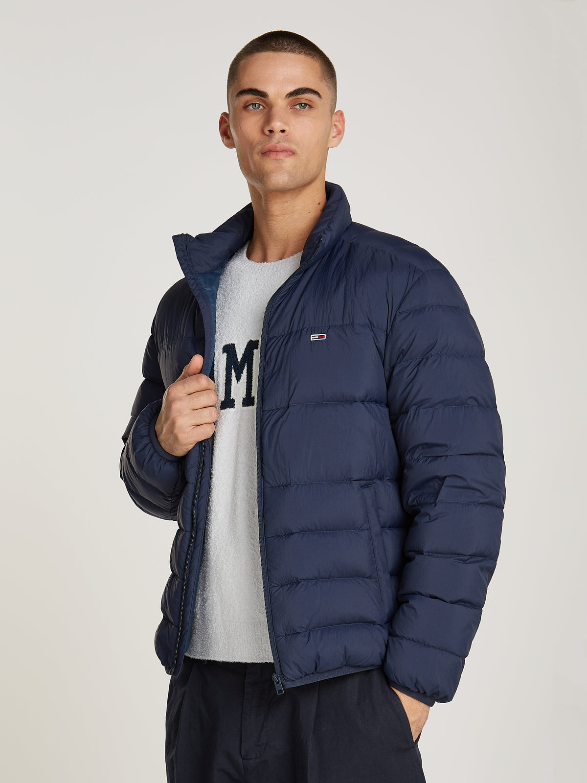  Tommy Jeans Packable Down Jacket. Designed with lightweight down insulation, this jacket provides exceptional warmth while remaining effortlessly packable, making it perfect for travel or on-the-go use. 