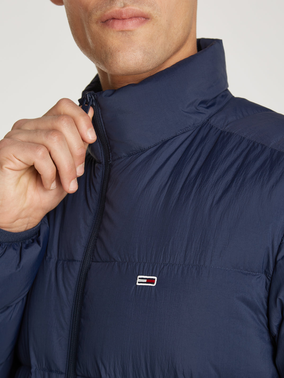  Tommy Jeans Packable Down Jacket. Designed with lightweight down insulation, this jacket provides exceptional warmth while remaining effortlessly packable, making it perfect for travel or on-the-go use. 