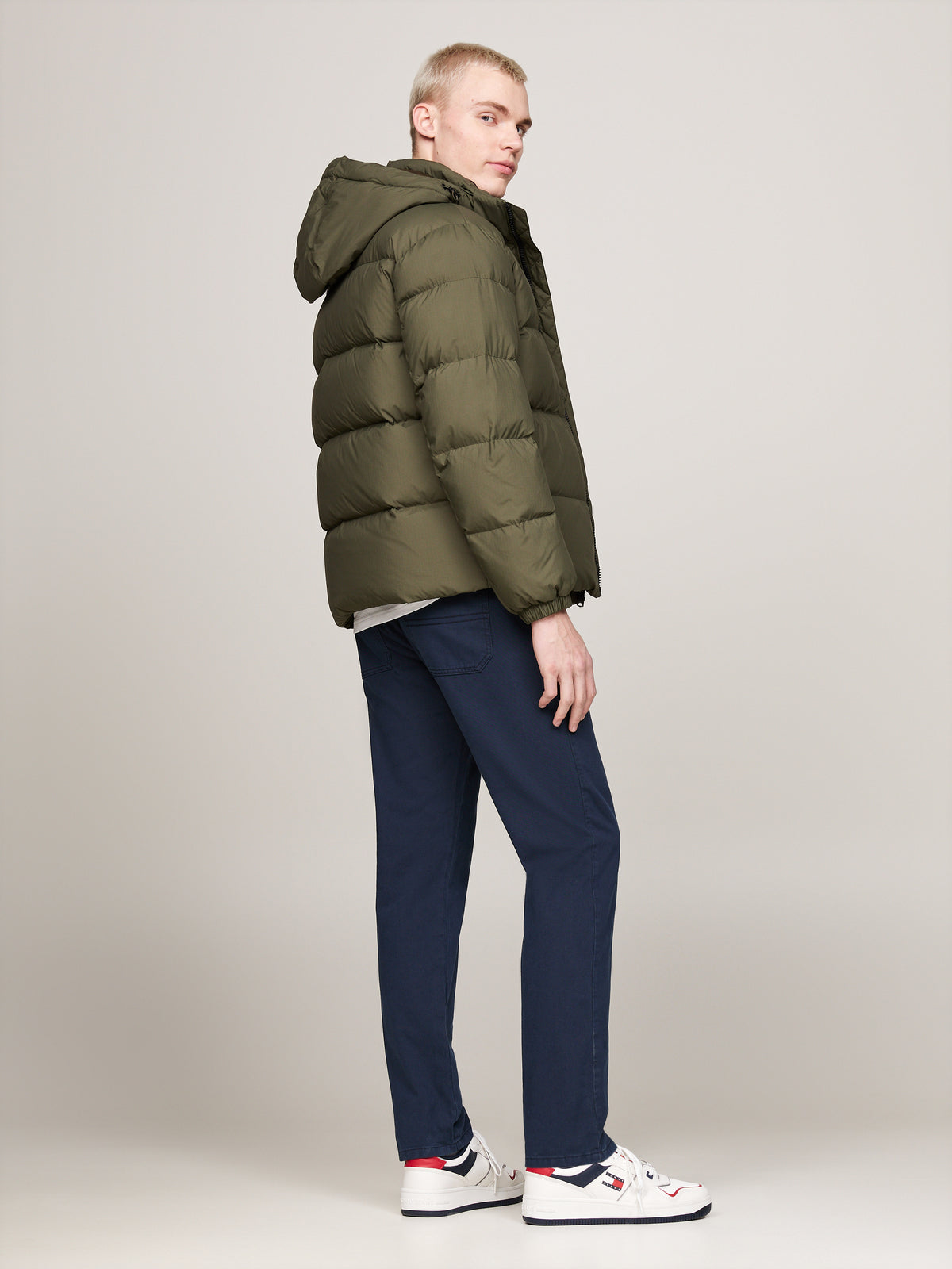 Tommy Jeans Essential Down Jacket. Featuring lightweight down insulation and a versatile design, this jacket is perfect for cold-weather comfort.