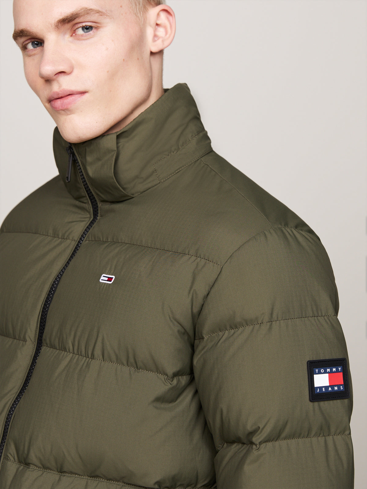 Tommy Jeans Essential Down Jacket. Featuring lightweight down insulation and a versatile design, this jacket is perfect for cold-weather comfort.