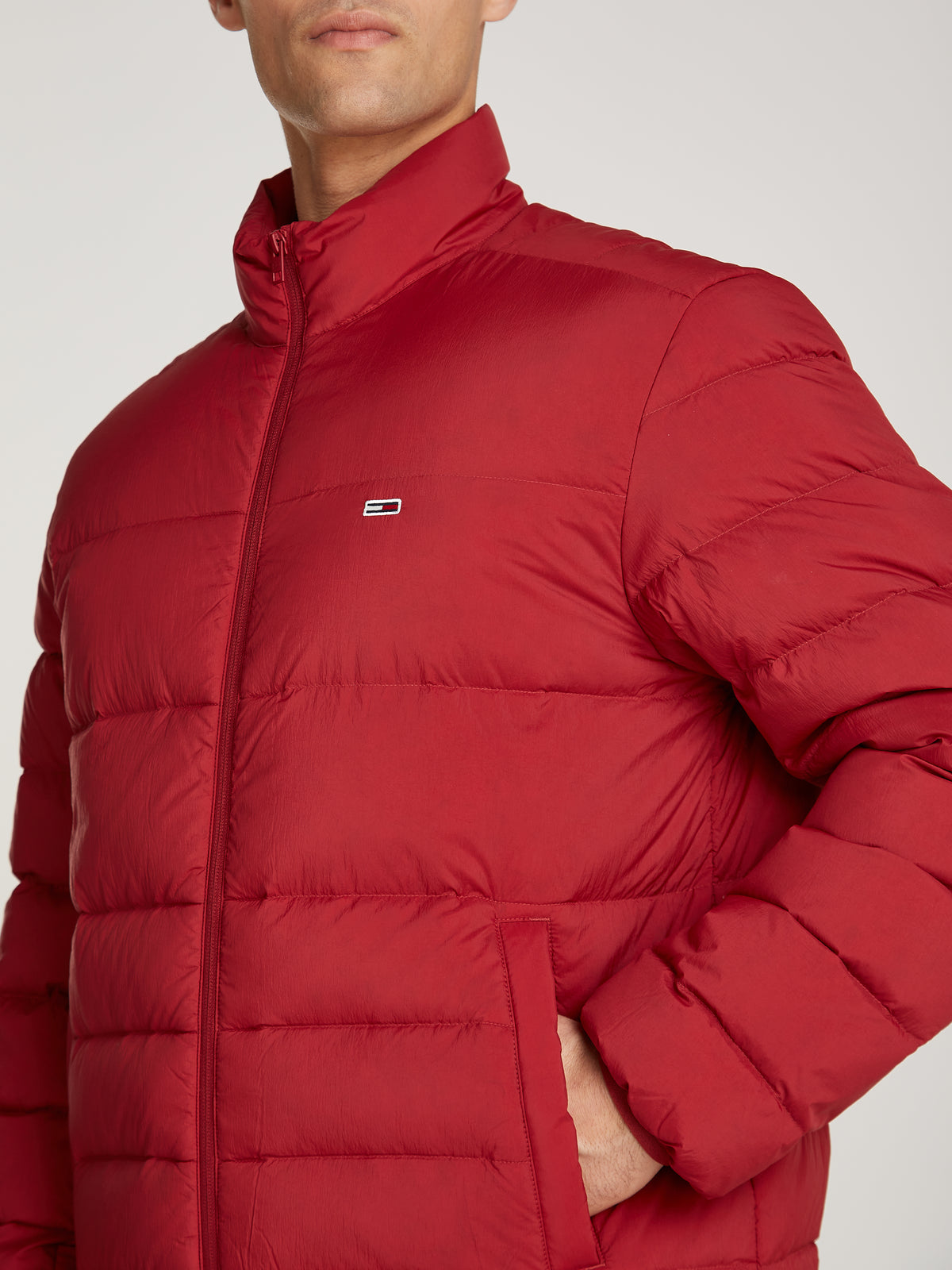  Tommy Jeans Packable Down Jacket, designed for both comfort and convenience. This lightweight jacket is filled with premium down insulation, providing exceptional warmth without the bulk. 