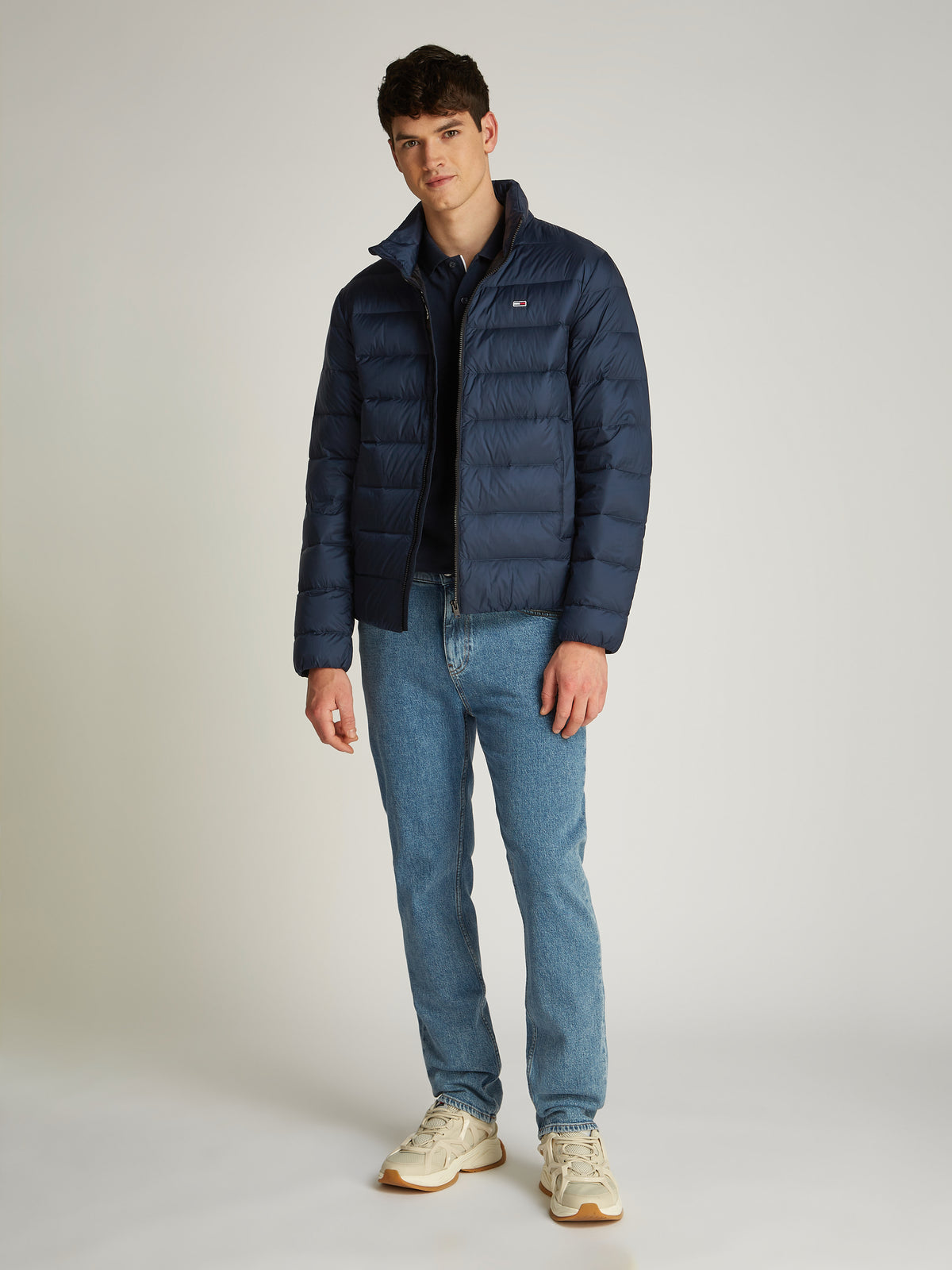 Tommy Jeans TJM LT Down Jacket is designed for warmth and style, perfect for those colder days. Filled with lightweight down, this jacket offers excellent insulation without the bulk, 