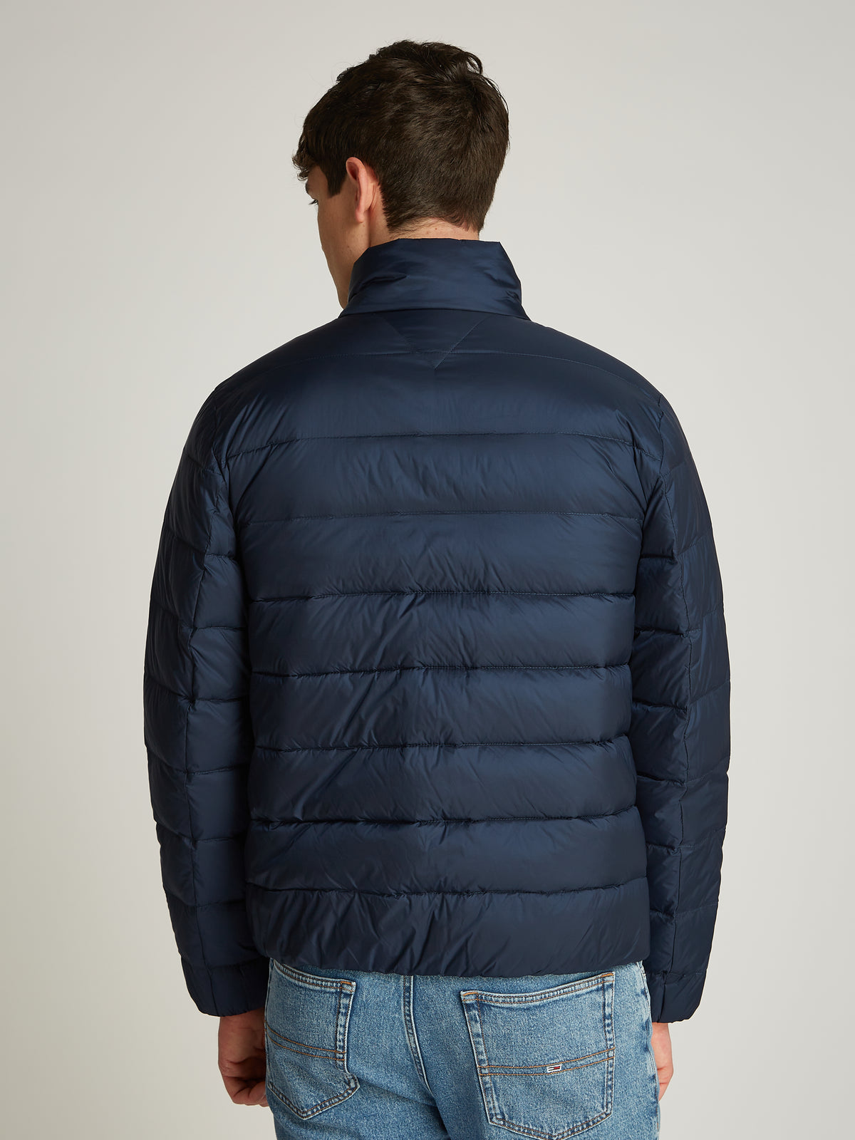 Tommy Jeans TJM LT Down Jacket is designed for warmth and style, perfect for those colder days. Filled with lightweight down, this jacket offers excellent insulation without the bulk, 