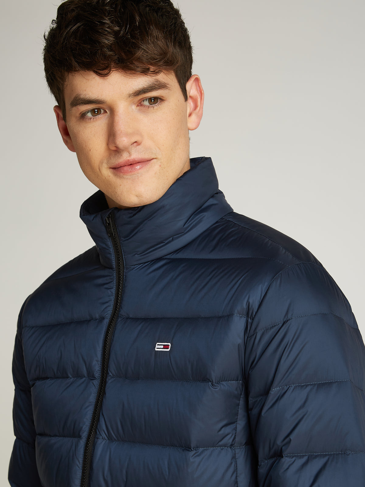 Tommy Jeans TJM LT Down Jacket is designed for warmth and style, perfect for those colder days. Filled with lightweight down, this jacket offers excellent insulation without the bulk, 