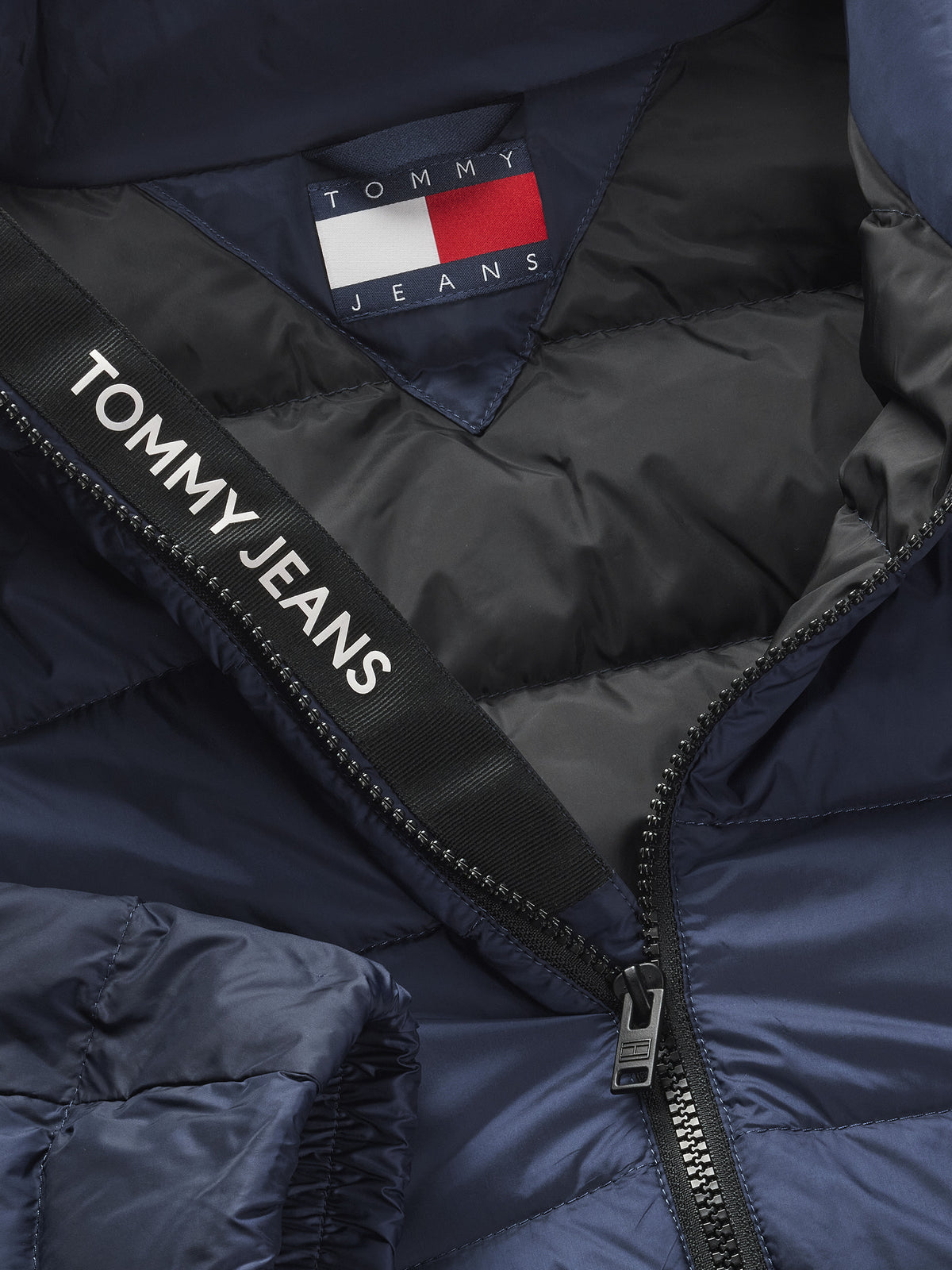 Tommy Jeans TJM LT Down Jacket is designed for warmth and style, perfect for those colder days. Filled with lightweight down, this jacket offers excellent insulation without the bulk, 